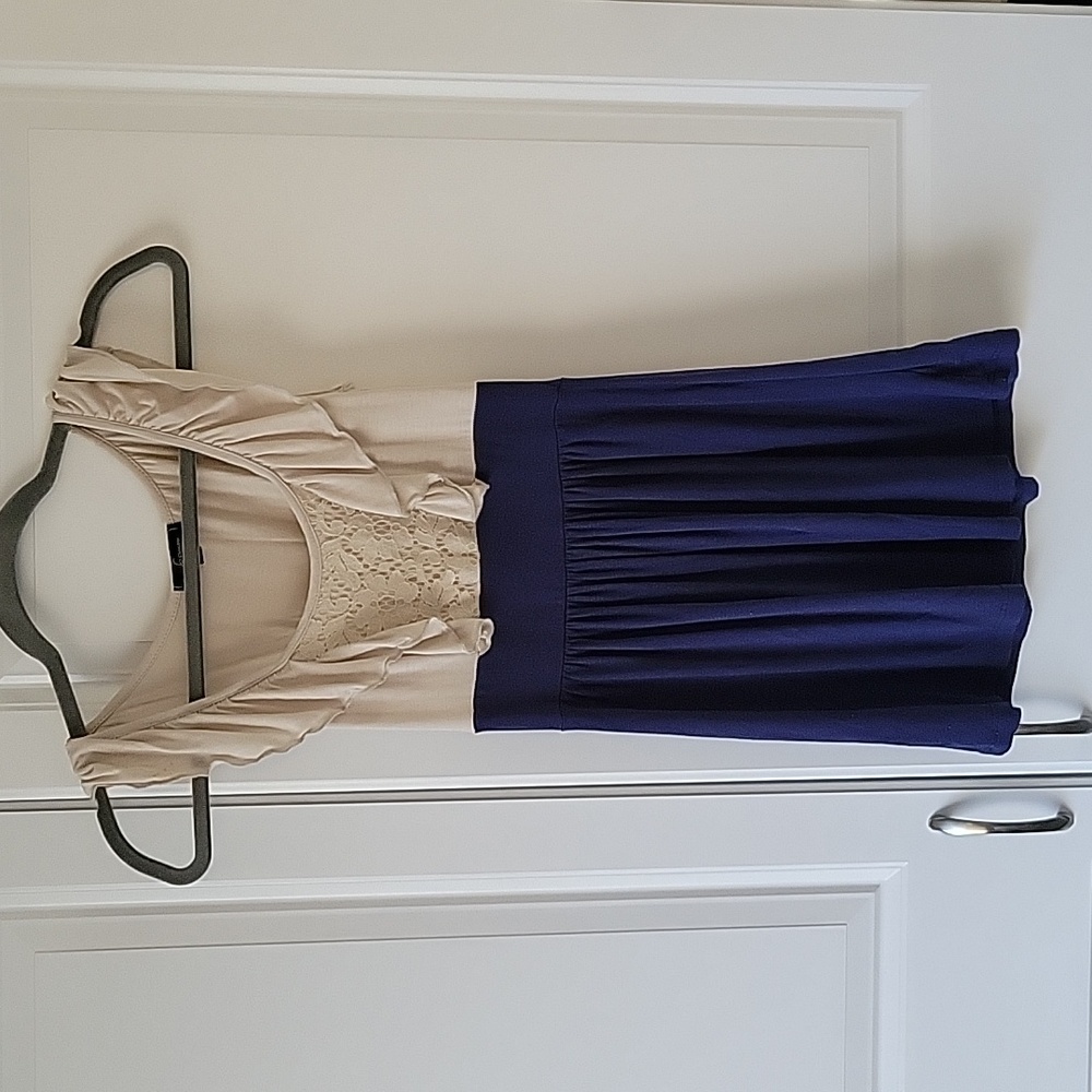 Soprano flowy colorblock with front crochet detail size XS in taupe/navy color